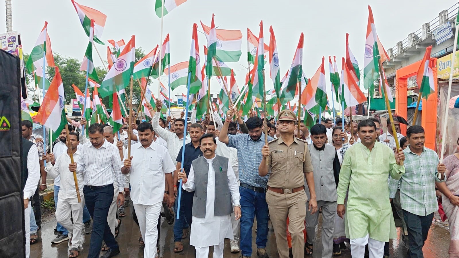 સુખસરમાં મંત્રી રમેશભાઈ કટારાની અધ્યક્ષતામાં તિરંગા યાત્રા યોજાઈ