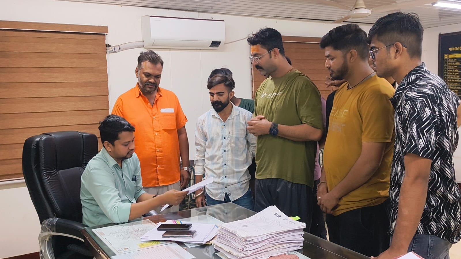 શ્રાવણ માસમાં ગેરકાયદે કતલખાના અને નોનવેજ દુકાનો સામે કાર્યવાહી કરવા VHPનું આવેદન