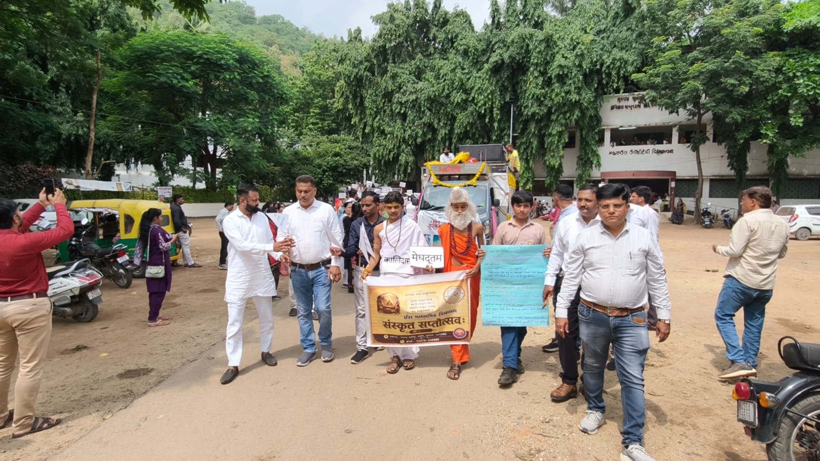 દાહોદ જિલ્લાના દેવગઢ બારિયામાં ‘સંસ્કૃત ગૌરવ યાત્રા’ યોજાઈ - Image 2
