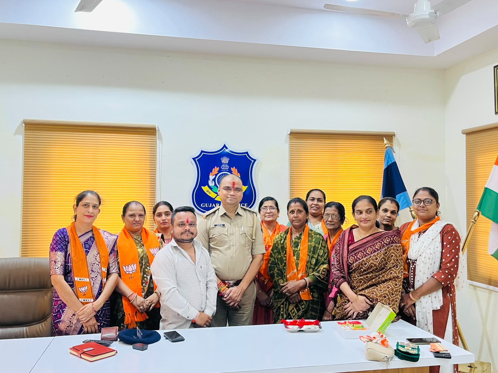 ઝાલોદ મહિલા મોરચા દ્વારા પોલીસ સ્ટાફ અને કેદીઓને રાખડી બાંધી રક્ષાબંધનની ભાવપૂર્ણ ઉજવણી
