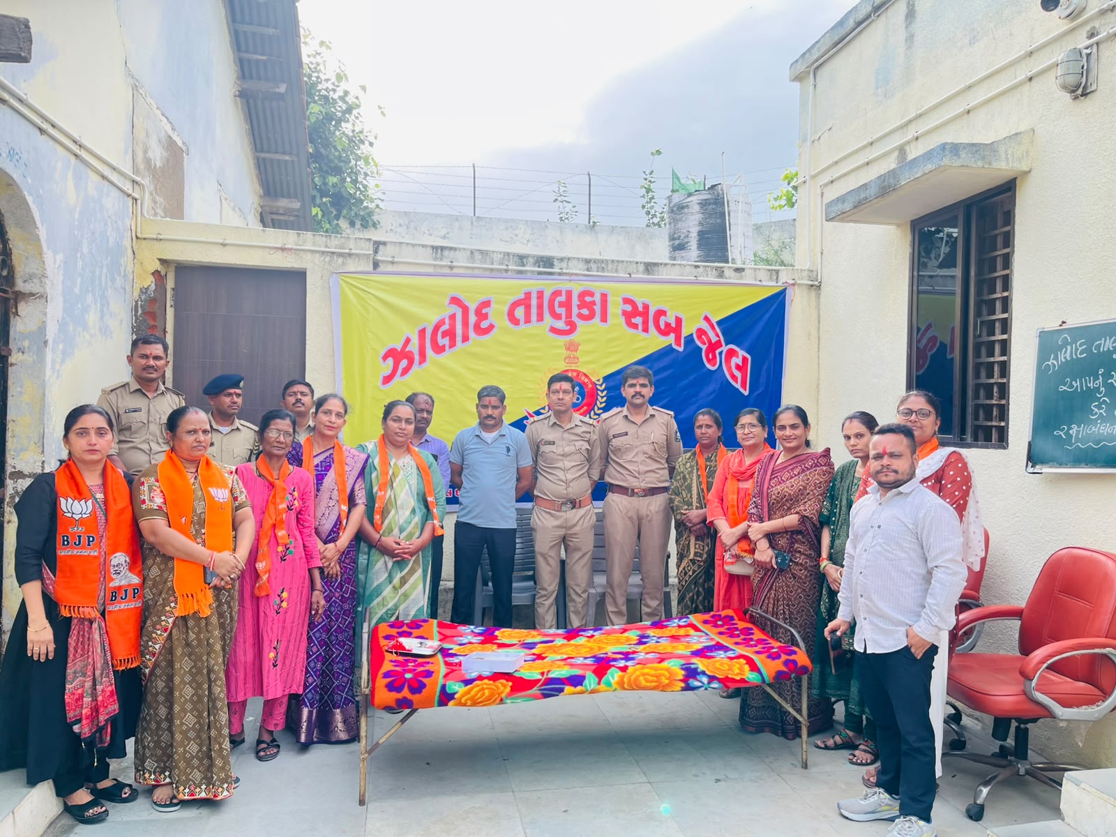 ઝાલોદ મહિલા મોરચા દ્વારા પોલીસ સ્ટાફ અને કેદીઓને રાખડી બાંધી રક્ષાબંધનની ભાવપૂર્ણ ઉજવણી - Image 2