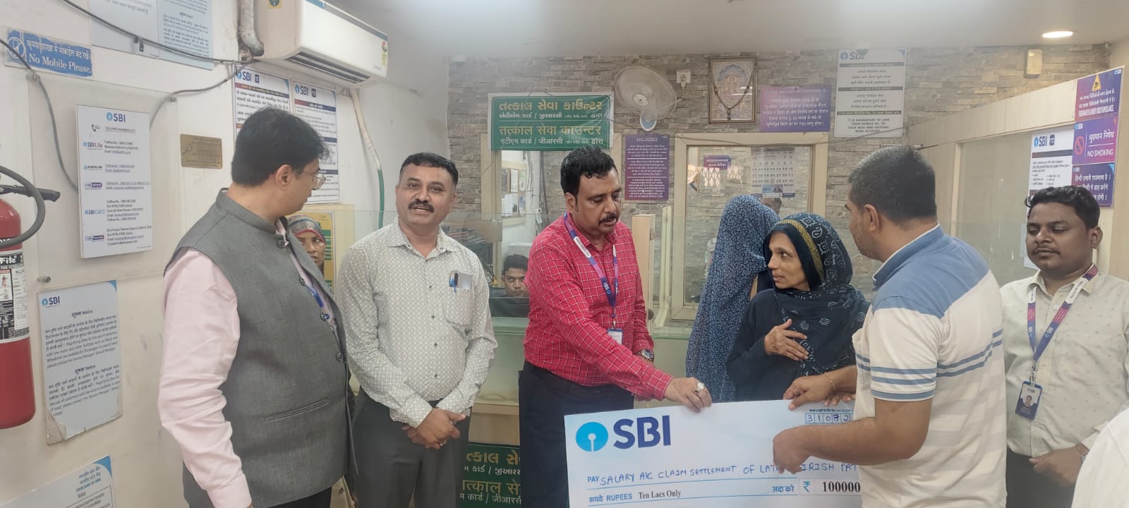 ફતેપુરાના સ્વ. શિક્ષકના પરિવારને SBI સેલેરી પેકેજ હેઠળ રૂ. 10 લાખની સહાય - Image 2