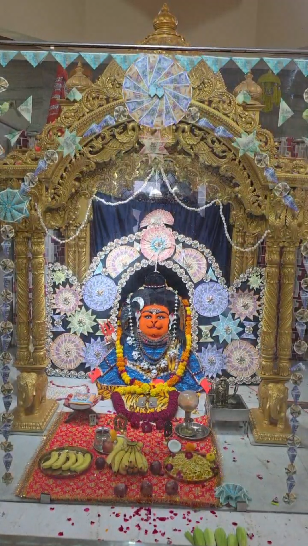 દેવગઢ બારિયામાં કષ્ટભંજન હનુમાનજી મંદિરે ચલણી નોટોથી ભવ્ય હિંડોળા શણગાર