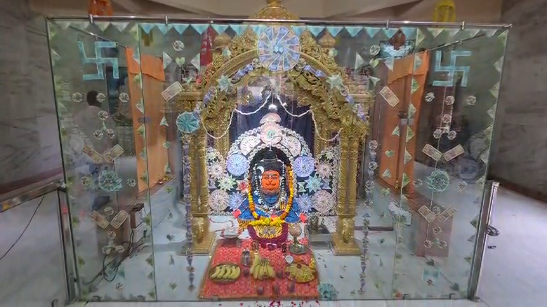 દેવગઢ બારિયામાં કષ્ટભંજન હનુમાનજી મંદિરે ચલણી નોટોથી ભવ્ય હિંડોળા શણગાર - Image 2