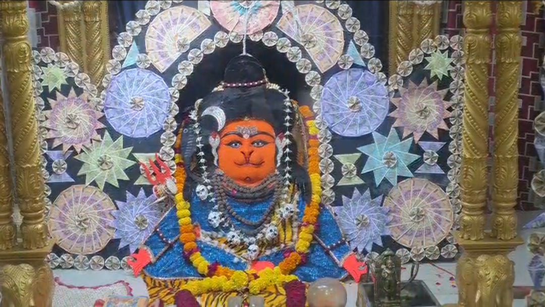 દેવગઢ બારિયામાં કષ્ટભંજન હનુમાનજી મંદિરે ચલણી નોટોથી ભવ્ય હિંડોળા શણગાર - Image 3
