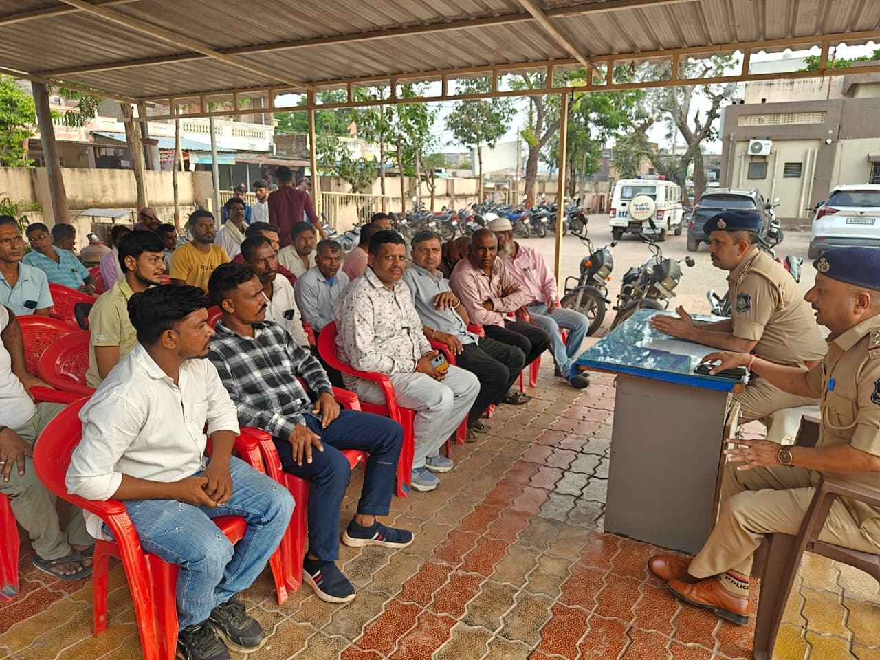 ફતેપુરા પોલીસ મથકે ગણપતિ મહોત્સવને લઈને શાંતિ સમિતિની બેઠક યોજાઈ - Image 2