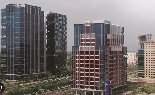ગાંધીનગર સ્થિત ગિફ્ટ સિટી (GIFT City) ની ગગનચુંબી અને આધુનિક કોર્પોરેટ ઇમારતો.